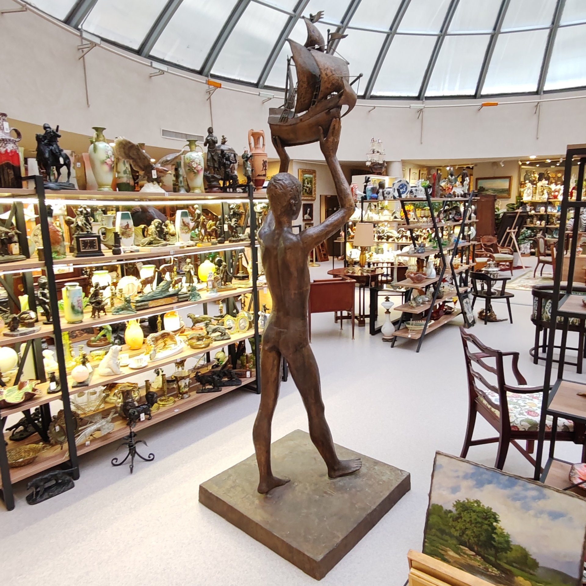 Скульптура "Мальчик с кораблем", автор А. Дегтярев