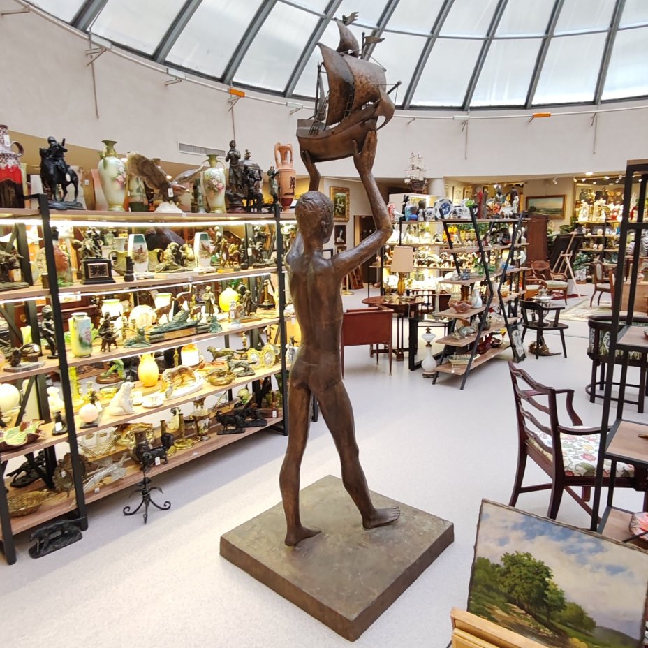 Скульптура "Мальчик с кораблем", автор А. Дегтярев