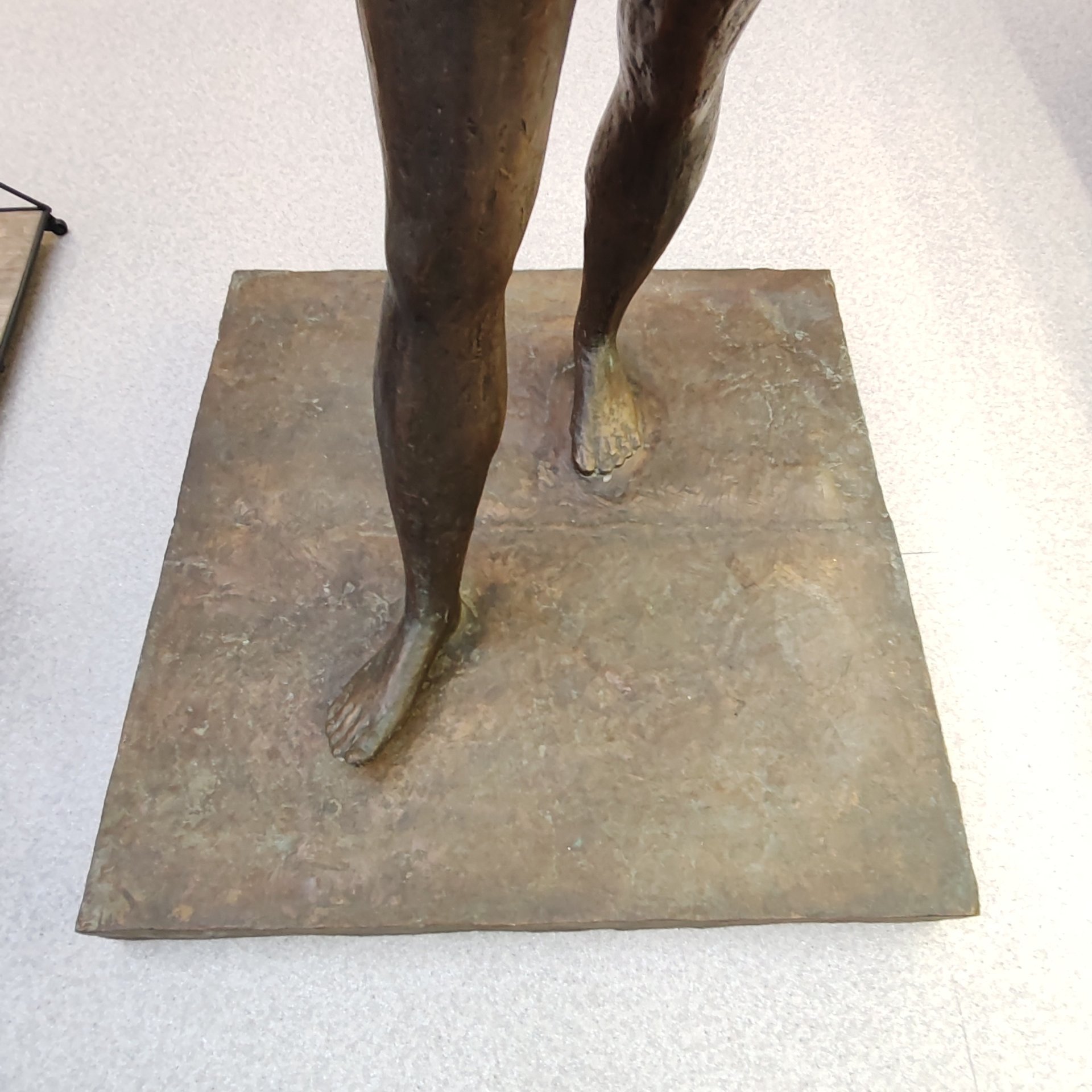 Скульптура "Мальчик с кораблем", автор А. Дегтярев