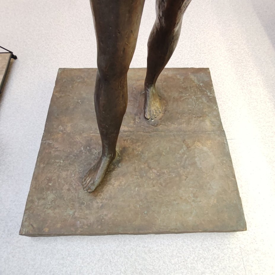 Скульптура "Мальчик с кораблем", автор А. Дегтярев