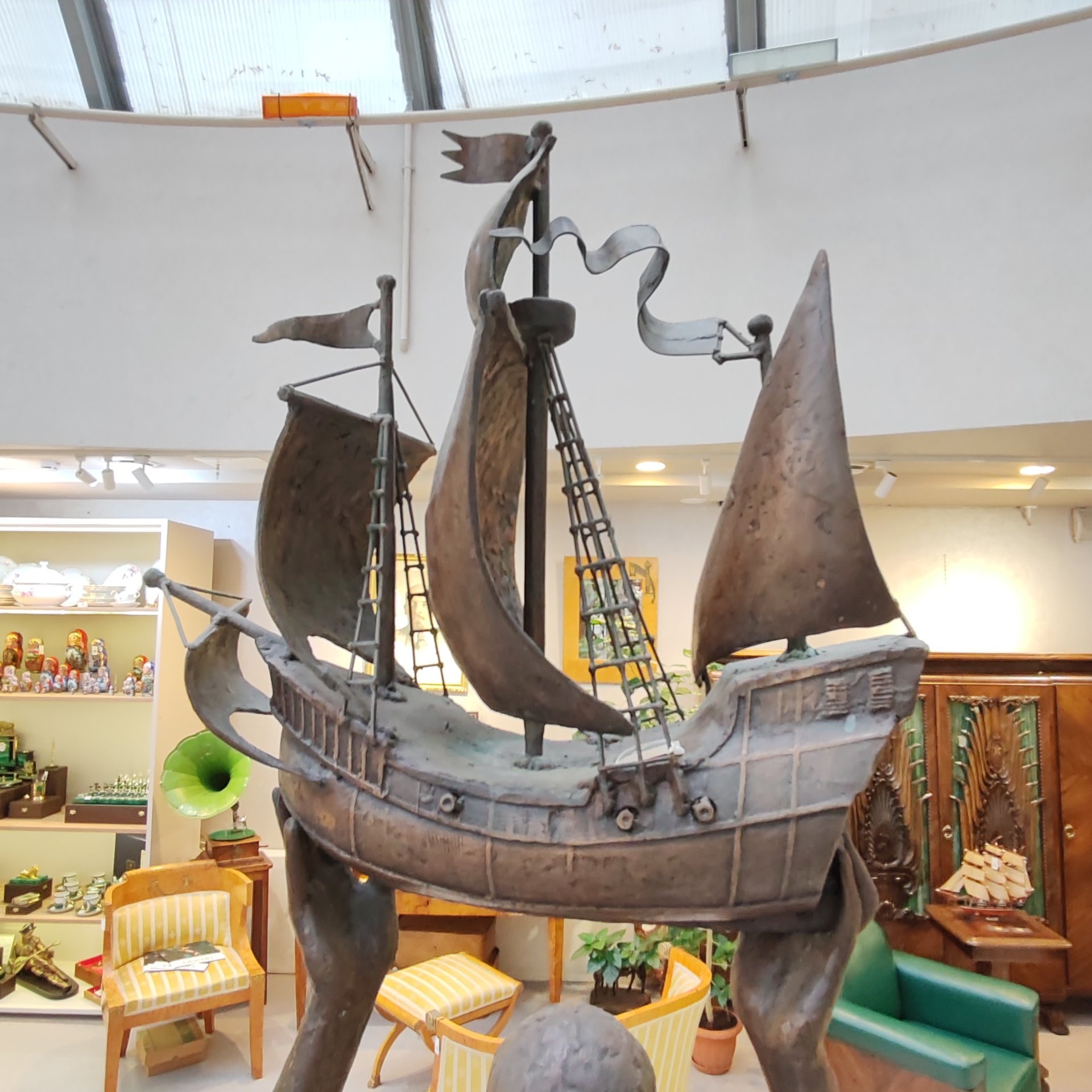 Скульптура "Мальчик с кораблем", автор А. Дегтярев