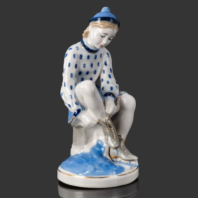 Статуэтка "Конькобежка", автор Н. Б. Квитницкая, фарфор, роспись, золочение, Турыгинский фарфоровый завод артели «Художественная керамика» (Гжель), СССР, 1950-1970 гг.
