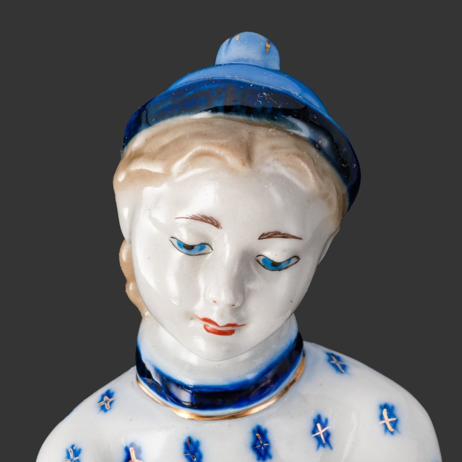 Статуэтка "Конькобежка", автор Н. Б. Квитницкая, фарфор, роспись, золочение, Турыгинский фарфоровый завод артели «Художественная керамика» (Гжель), СССР, 1950-1970 гг.