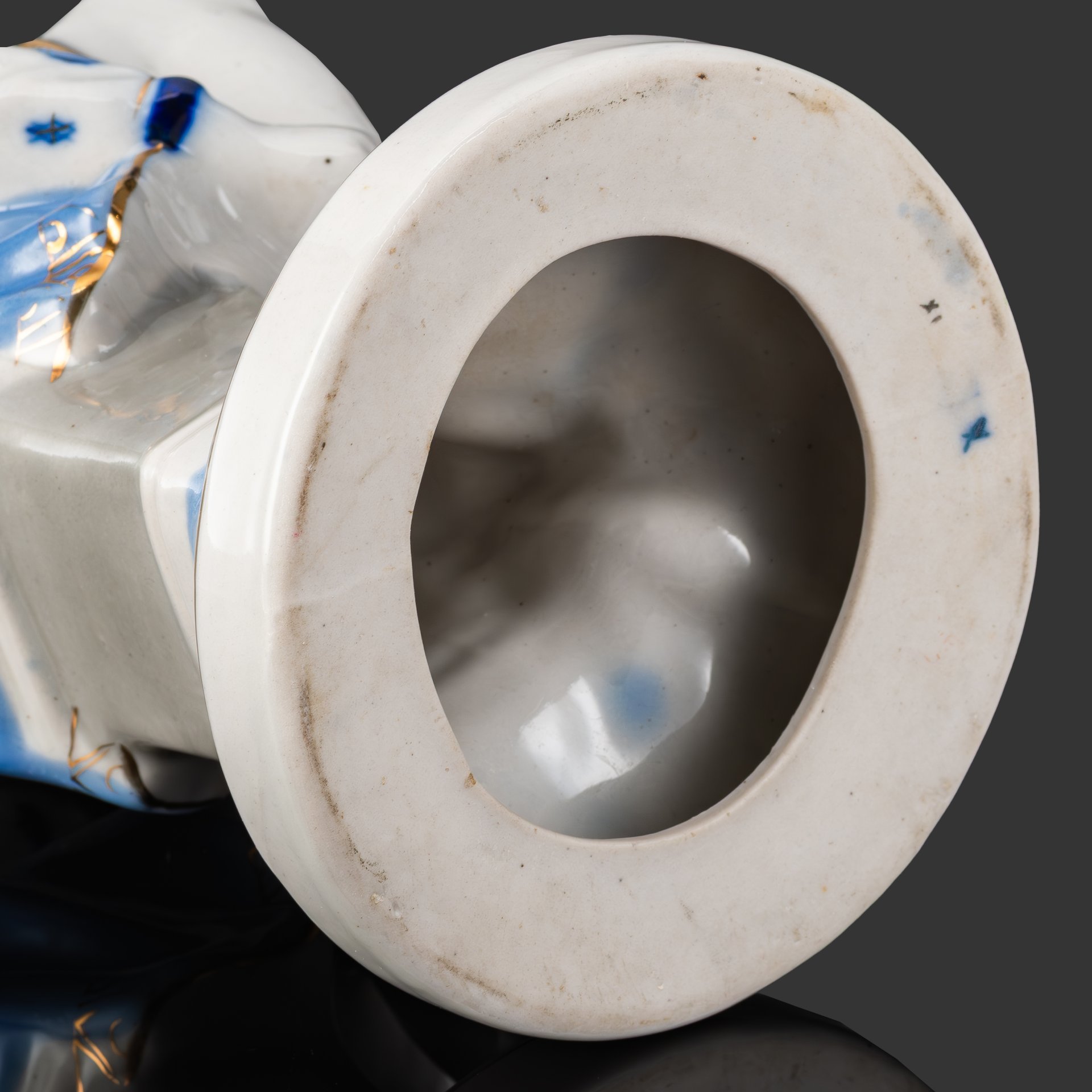 Статуэтка "Конькобежка", автор Н. Б. Квитницкая, фарфор, роспись, золочение, Турыгинский фарфоровый завод артели «Художественная керамика» (Гжель), СССР, 1950-1970 гг.