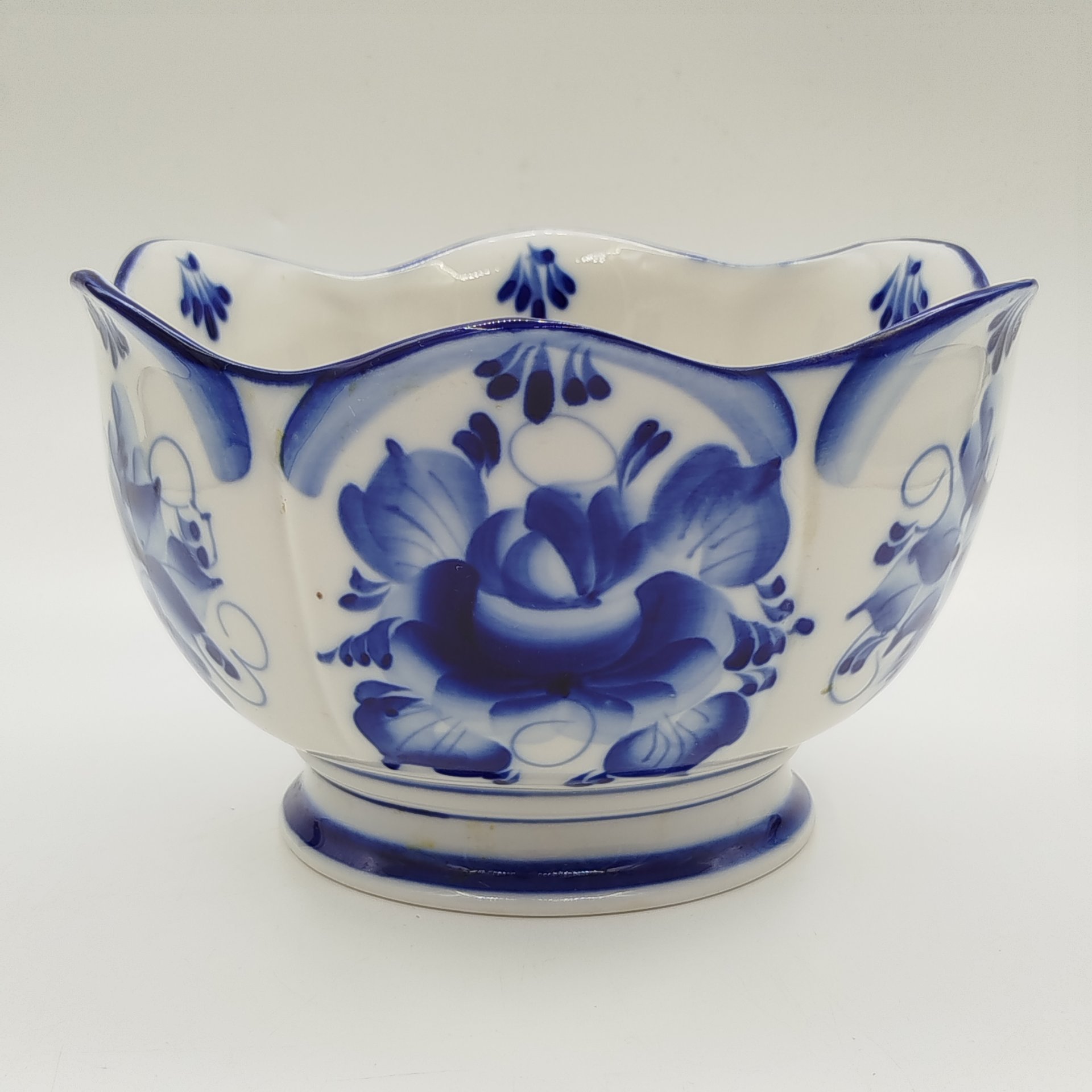 Салатник "Лилия", авт. О.В.Бызин, исп. Кашаева, фарфор, роспись, Гжельский фарфоровый завод, Российская Федерация, 1990-2015 гг.