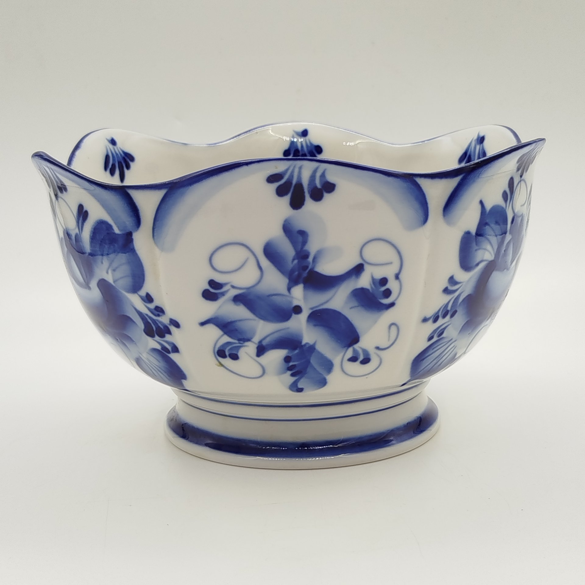 Салатник "Лилия", авт. О.В.Бызин, исп. Кашаева, фарфор, роспись, Гжельский фарфоровый завод, Российская Федерация, 1990-2015 гг.