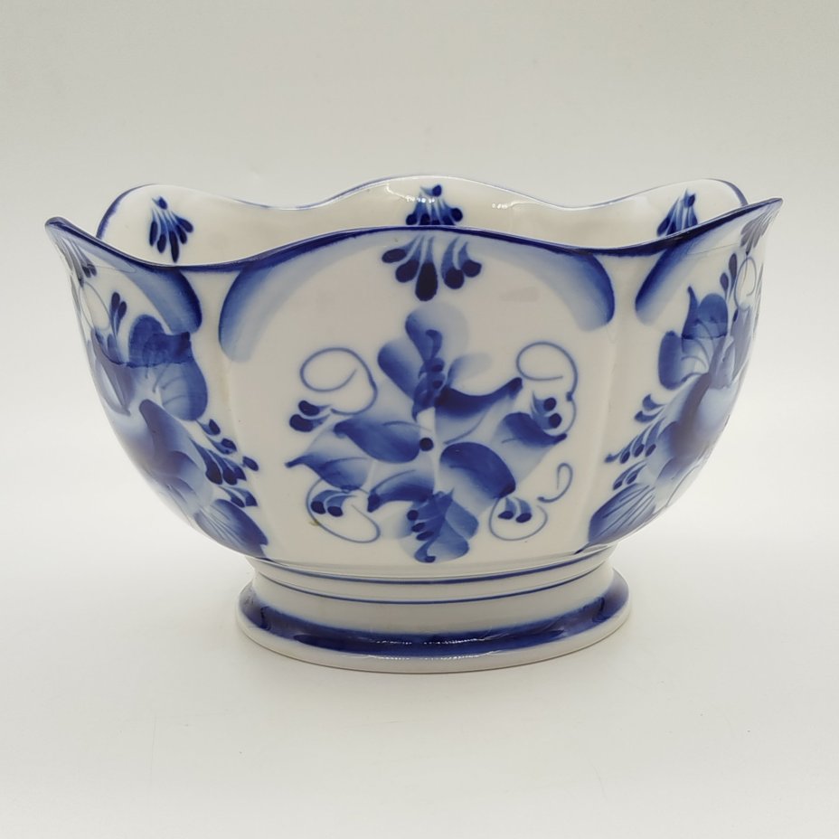 Салатник "Лилия", авт. О.В.Бызин, исп. Кашаева, фарфор, роспись, Гжельский фарфоровый завод, Российская Федерация, 1990-2015 гг.