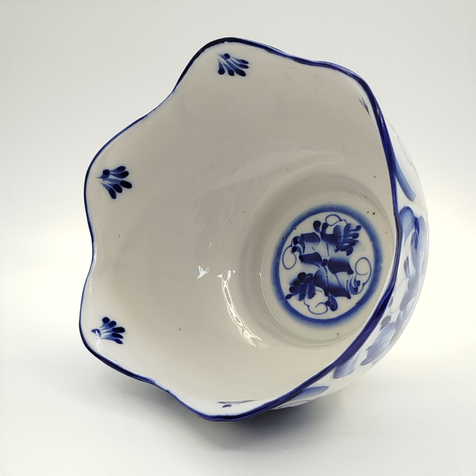 Салатник "Лилия", авт. О.В.Бызин, исп. Кашаева, фарфор, роспись, Гжельский фарфоровый завод, Российская Федерация, 1990-2015 гг.