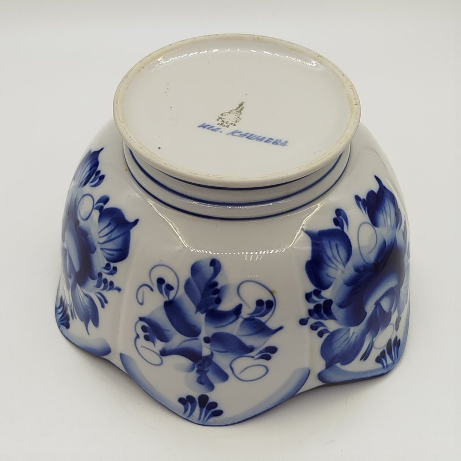 Салатник "Лилия", авт. О.В.Бызин, исп. Кашаева, фарфор, роспись, Гжельский фарфоровый завод, Российская Федерация, 1990-2015 гг.