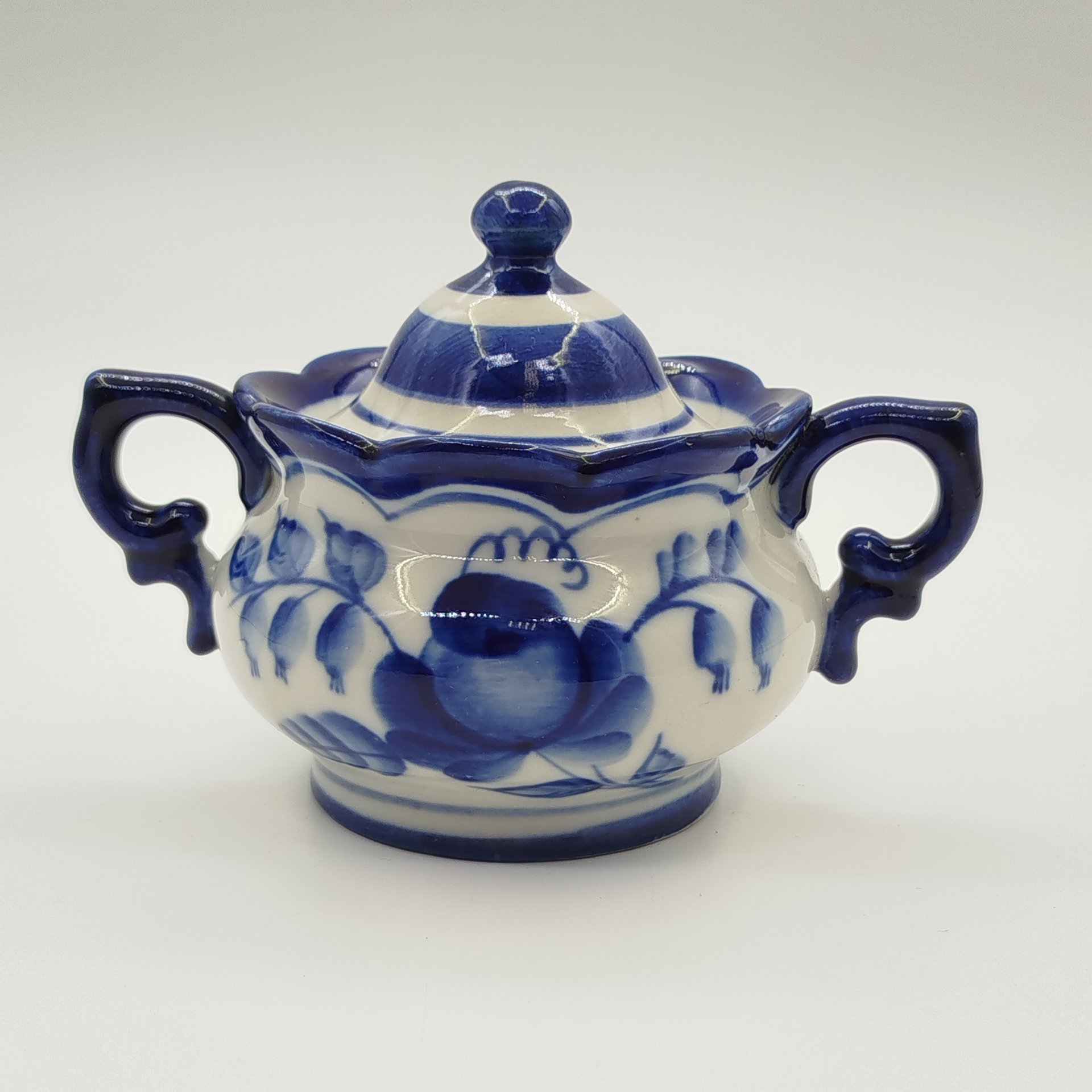 Сахарница небольшая с цветочным расписным декором (Олимпиада-80), фарфор, роспись, Объединение «Гжель», СССР, 1972-1985 гг.