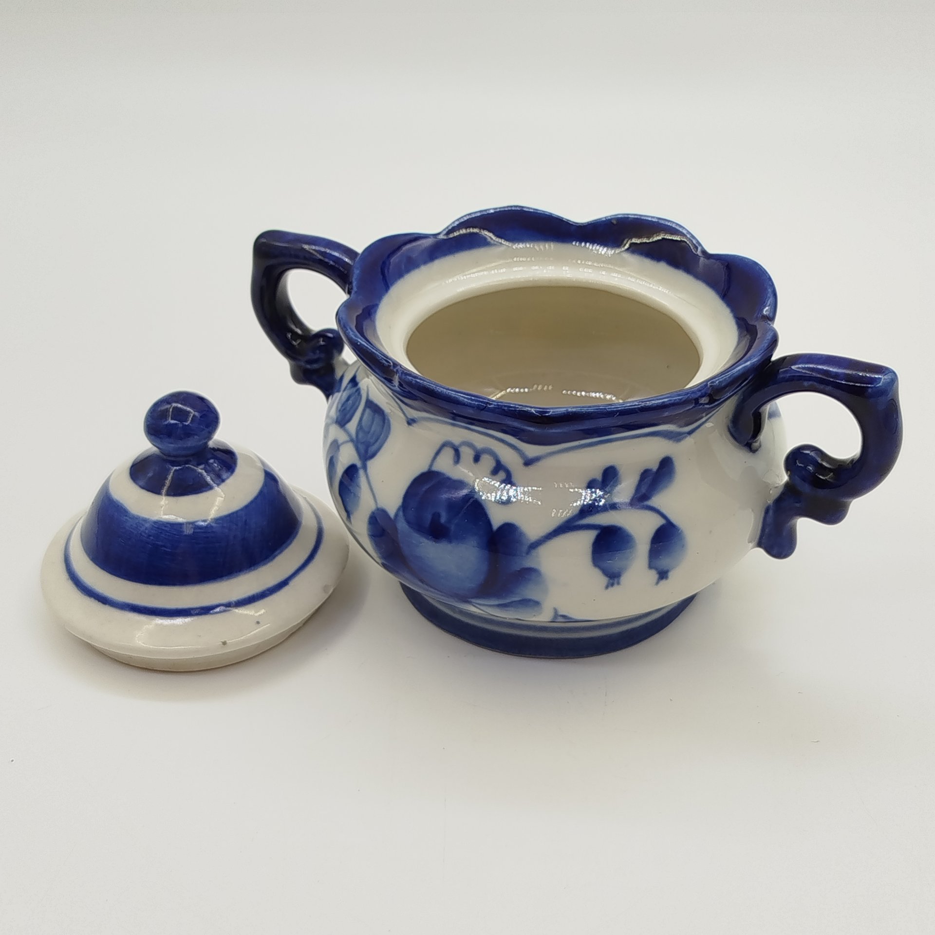 Сахарница небольшая с цветочным расписным декором (Олимпиада-80), фарфор, роспись, Объединение «Гжель», СССР, 1972-1985 гг.