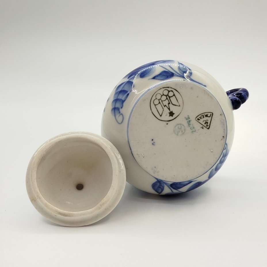 Сахарница небольшая с цветочным расписным декором (Олимпиада-80), фарфор, роспись, Объединение «Гжель», СССР, 1972-1985 гг.