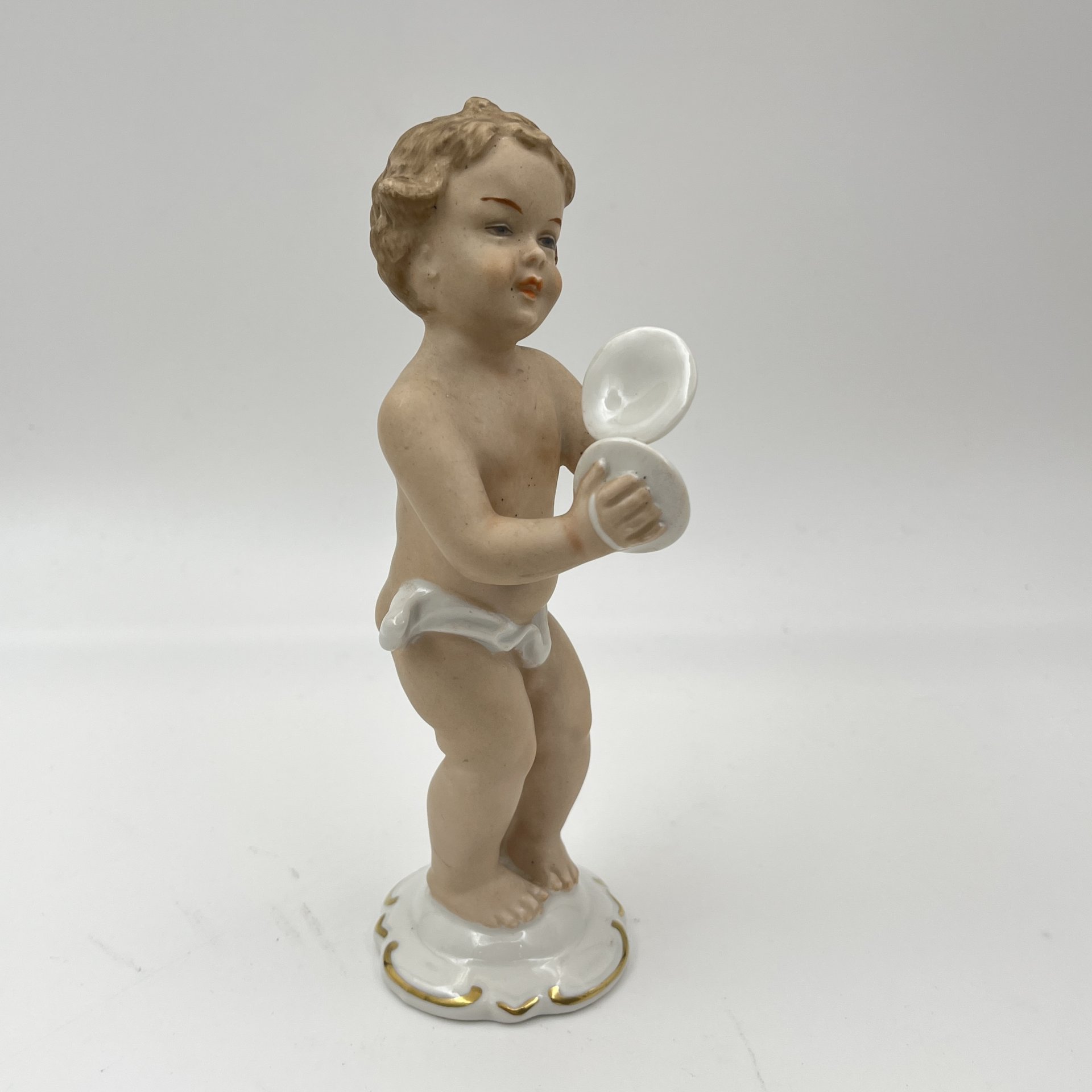 Статуэтка "Путти, играющий на музыкальных тарелках", фарфор, роспись, золочение, Wallendorf, Германия, 1963-1990 гг.
