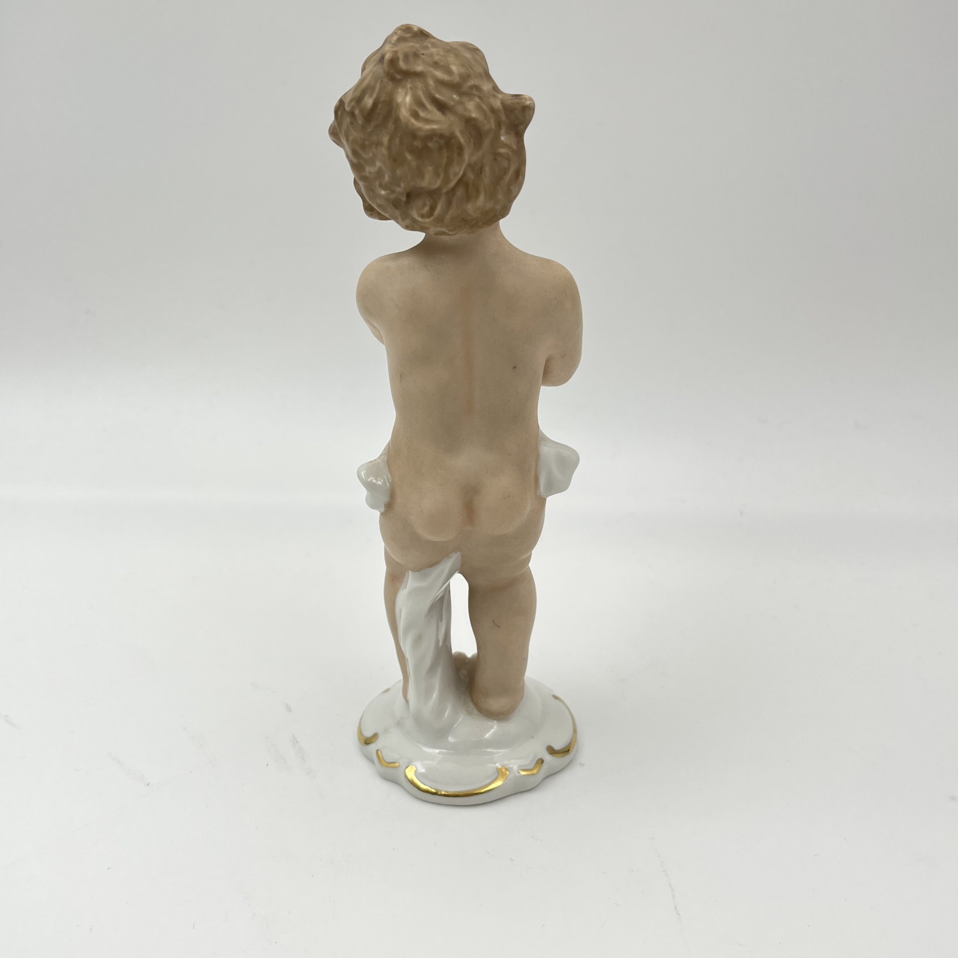 Статуэтка "Путти, играющий на музыкальных тарелках", фарфор, роспись, золочение, Wallendorf, Германия, 1963-1990 гг.