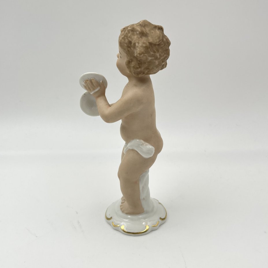 Статуэтка "Путти, играющий на музыкальных тарелках", фарфор, роспись, золочение, Wallendorf, Германия, 1963-1990 гг.