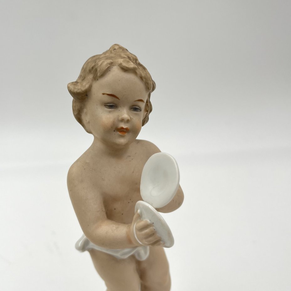 Статуэтка "Путти, играющий на музыкальных тарелках", фарфор, роспись, золочение, Wallendorf, Германия, 1963-1990 гг.