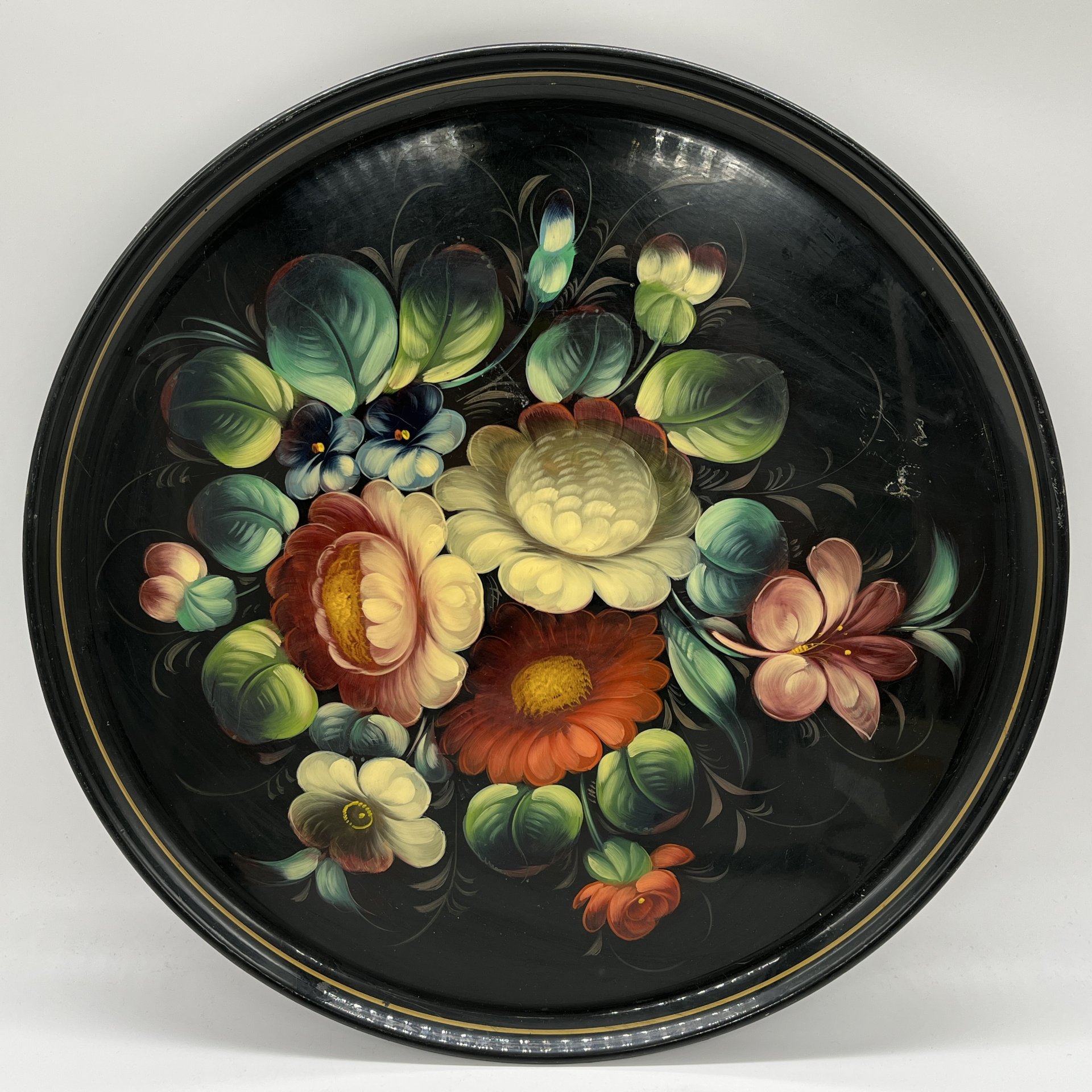 Поднос округлой формы с цветочным декором, металл, лак, роспись, золочение, Жостовская фабрика декоративной росписи, СССР, 1970-1990 гг.
