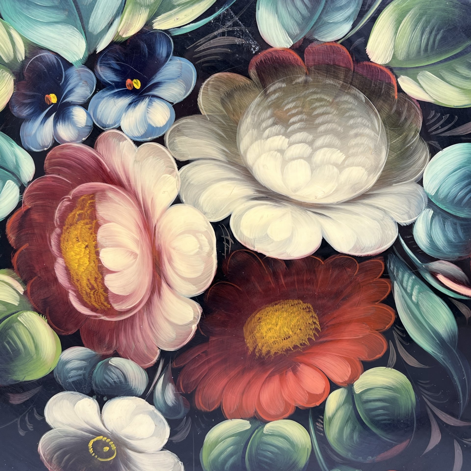 Поднос округлой формы с цветочным декором, металл, лак, роспись, золочение, Жостовская фабрика декоративной росписи, СССР, 1970-1990 гг.