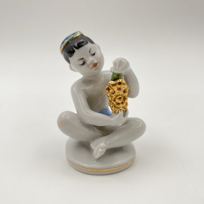 Статуэтка "Мальчик с виноградом" из серии "Счастливое детство", скульптор Г.С. Столбова, художник Е.Н. Лупанова, фарфор, роспись, золочение, Ленинградский фарфоровый завод (ЛФЗ), СССР, 1960-1970 гг.