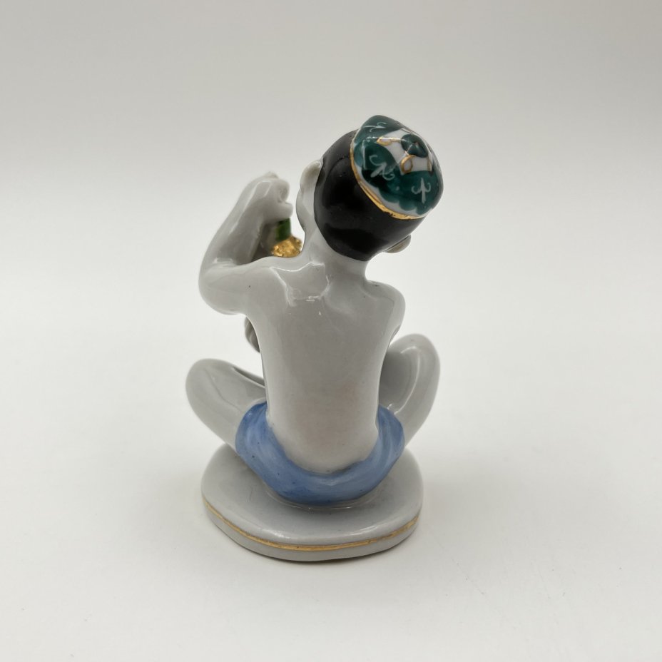 Статуэтка "Мальчик с виноградом" из серии "Счастливое детство", скульптор Г.С. Столбова, художник Е.Н. Лупанова, фарфор, роспись, золочение, Ленинградский фарфоровый завод (ЛФЗ), СССР, 1960-1970 гг.