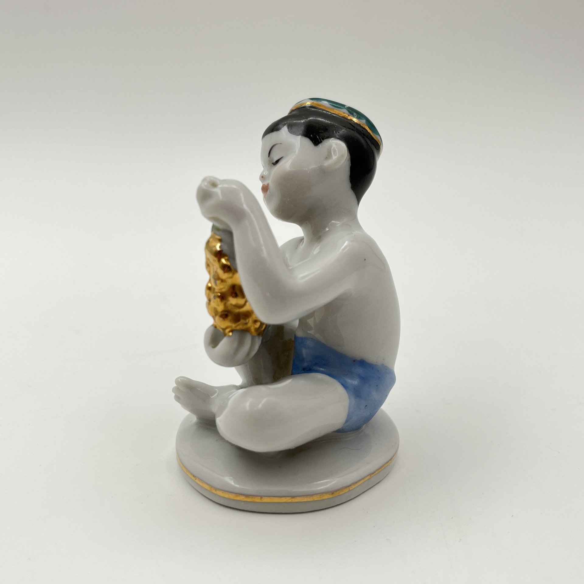 Статуэтка "Мальчик с виноградом" из серии "Счастливое детство", скульптор Г.С. Столбова, художник Е.Н. Лупанова, фарфор, роспись, золочение, Ленинградский фарфоровый завод (ЛФЗ), СССР, 1960-1970 гг.