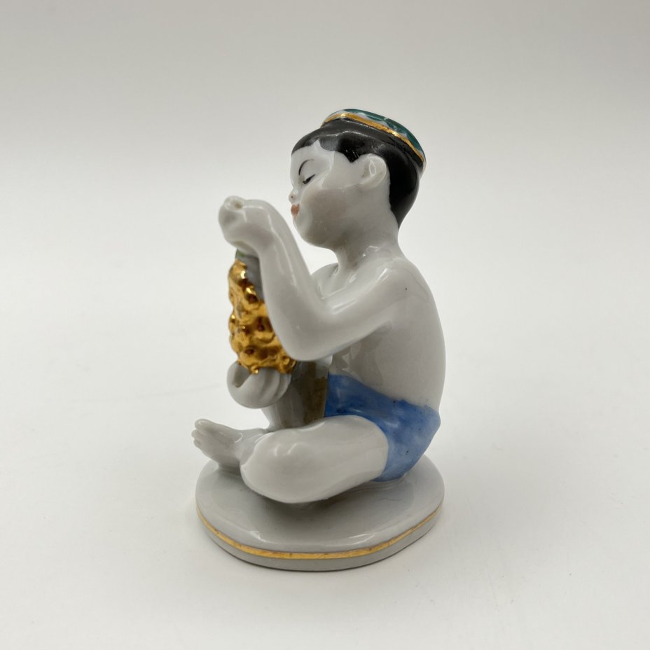 Статуэтка "Мальчик с виноградом" из серии "Счастливое детство", скульптор Г.С. Столбова, художник Е.Н. Лупанова, фарфор, роспись, золочение, Ленинградский фарфоровый завод (ЛФЗ), СССР, 1960-1970 гг.