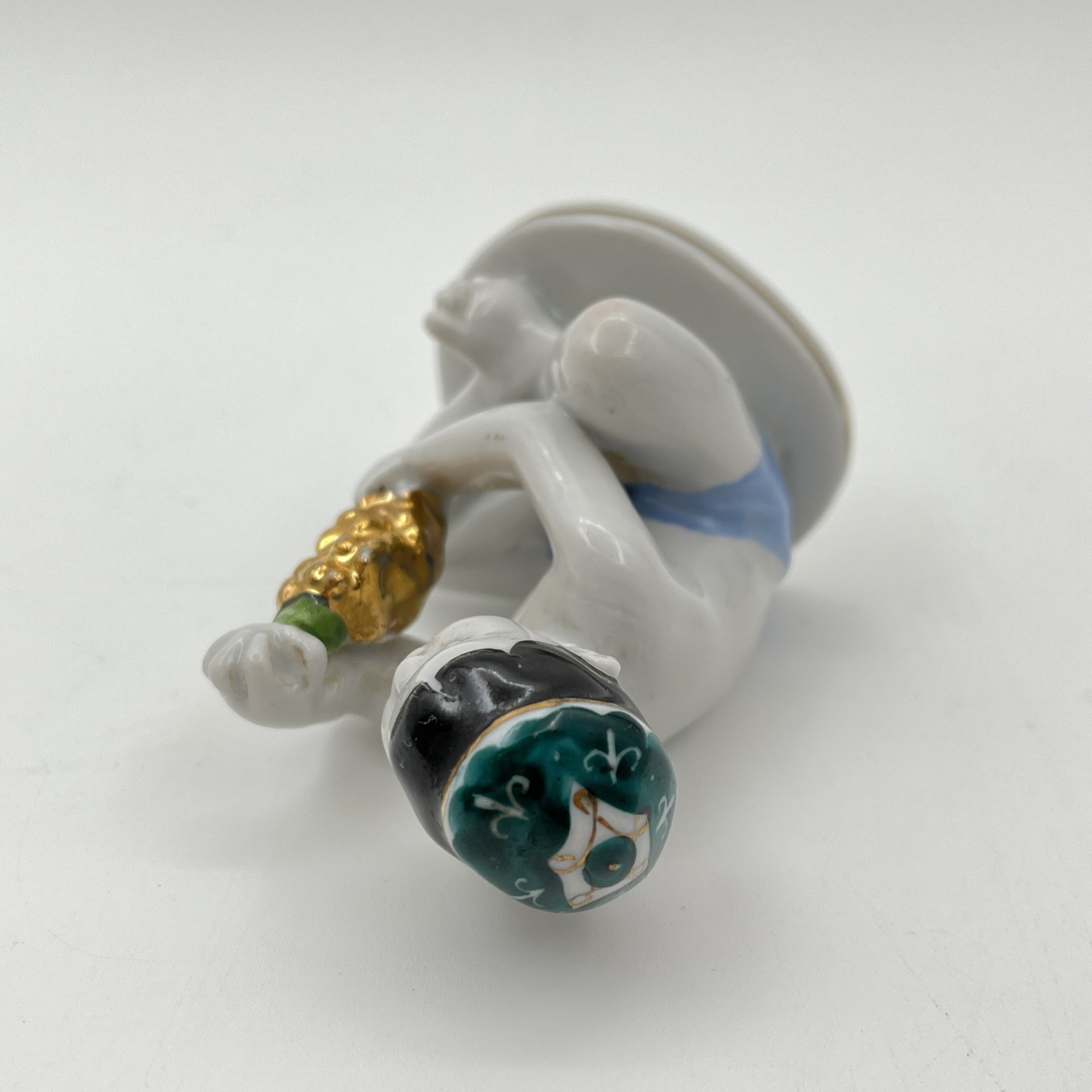 Статуэтка "Мальчик с виноградом" из серии "Счастливое детство", скульптор Г.С. Столбова, художник Е.Н. Лупанова, фарфор, роспись, золочение, Ленинградский фарфоровый завод (ЛФЗ), СССР, 1960-1970 гг.