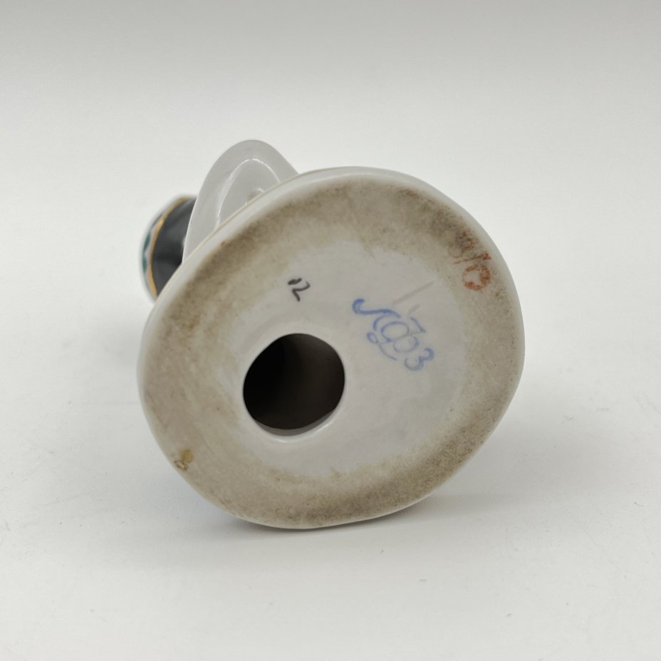 Статуэтка "Мальчик с виноградом" из серии "Счастливое детство", скульптор Г.С. Столбова, художник Е.Н. Лупанова, фарфор, роспись, золочение, Ленинградский фарфоровый завод (ЛФЗ), СССР, 1960-1970 гг.