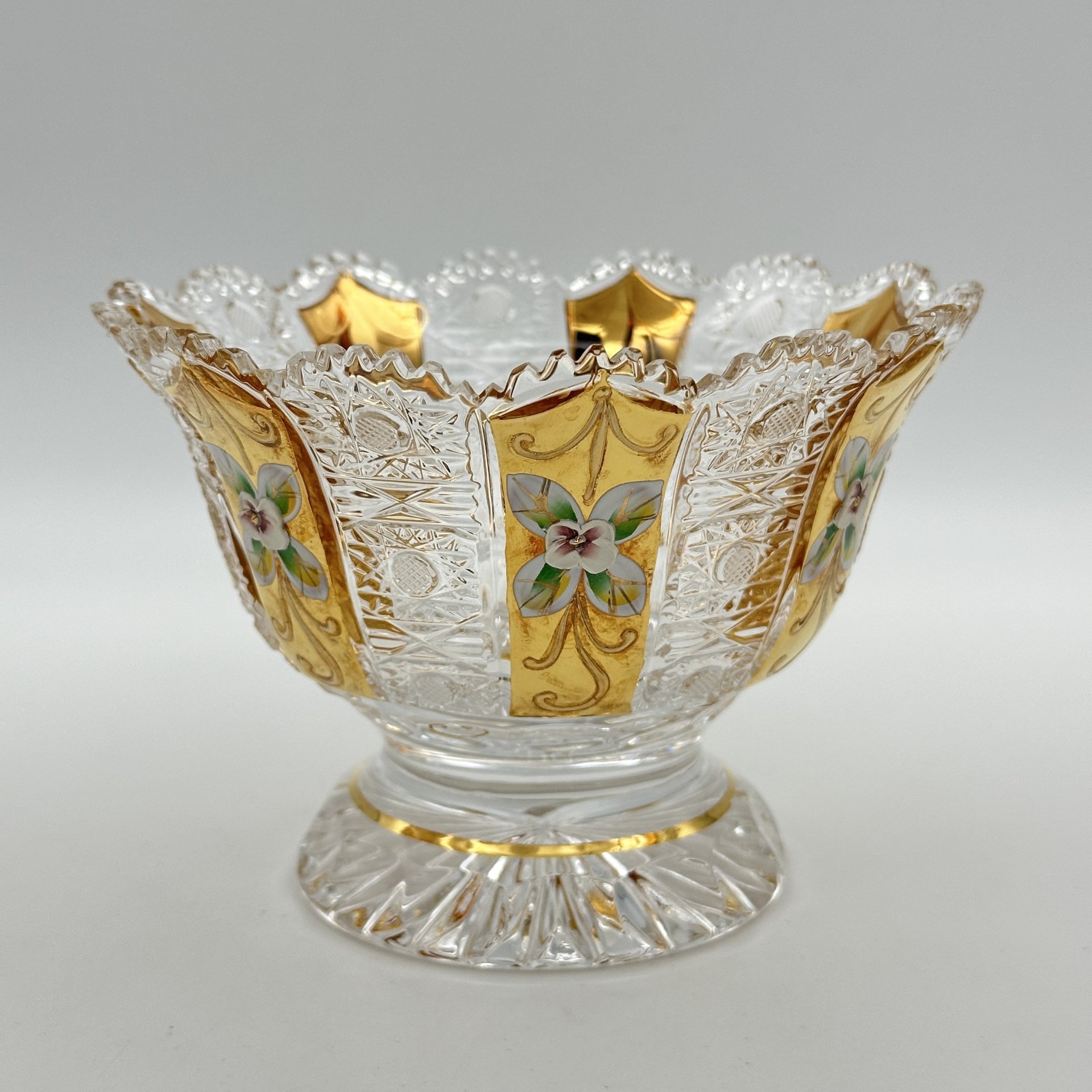 Ваза (конфетница), украшенная лепным декором, Bohemia