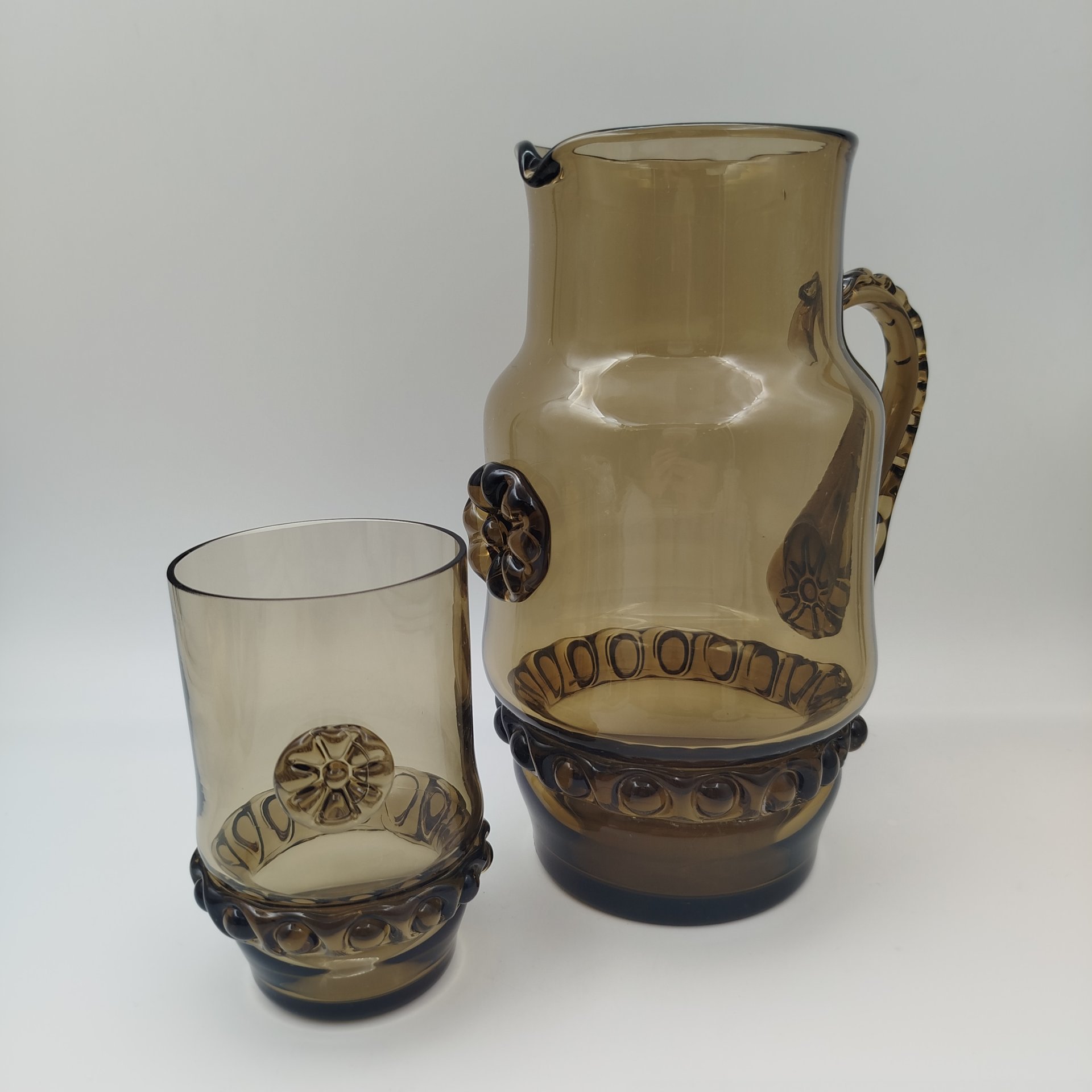 Кувшин дымчатого оттенка и стакан с налепами в форме цветов, автор Я. И. Китела, цветное стекло, гутная техника, Стрыйский стекольный завод, СССР, 1970-1980 гг.