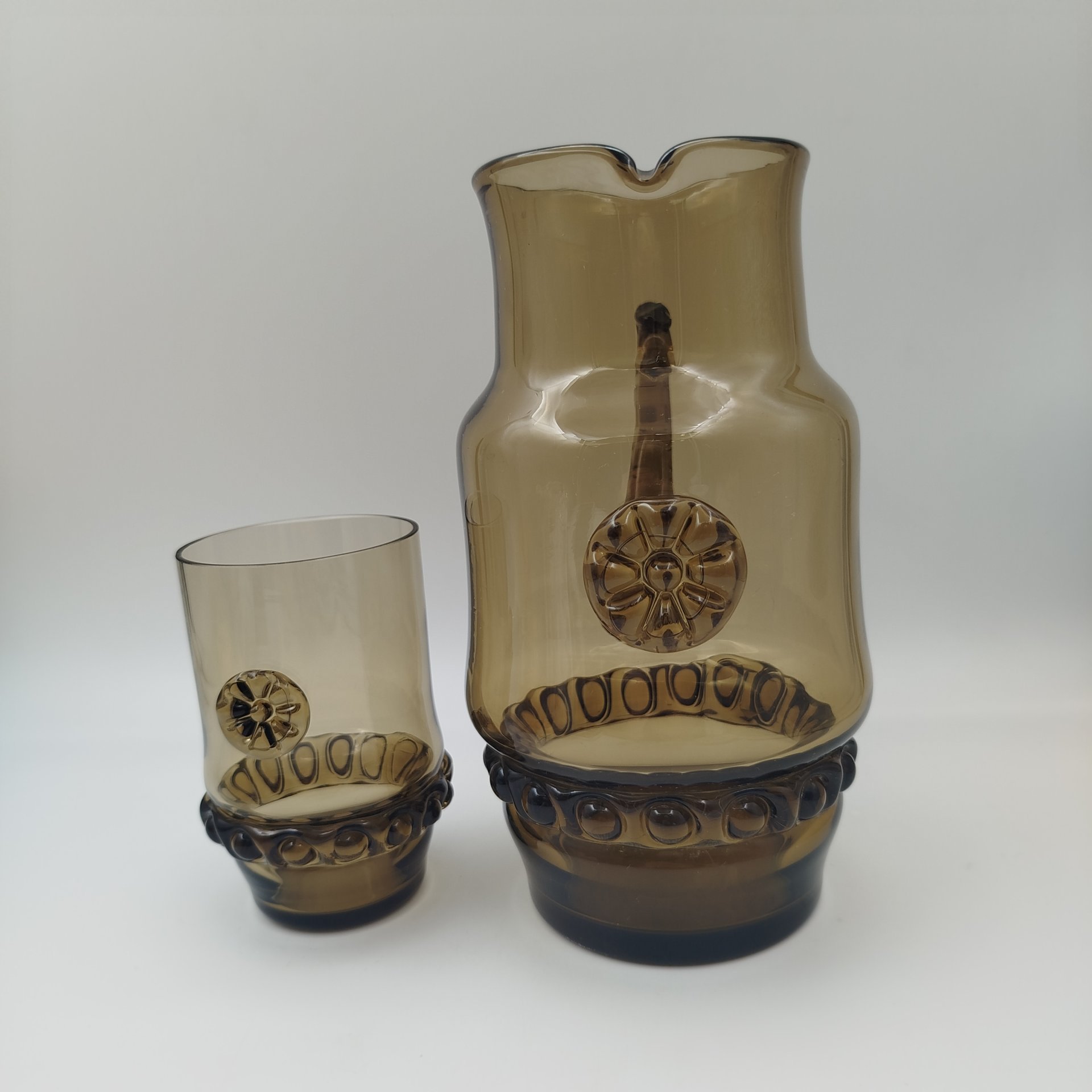 Кувшин дымчатого оттенка и стакан с налепами в форме цветов, автор Я. И. Китела, цветное стекло, гутная техника, Стрыйский стекольный завод, СССР, 1970-1980 гг.