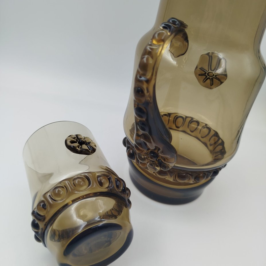 Кувшин дымчатого оттенка и стакан с налепами в форме цветов, автор Я. И. Китела, цветное стекло, гутная техника, Стрыйский стекольный завод, СССР, 1970-1980 гг.