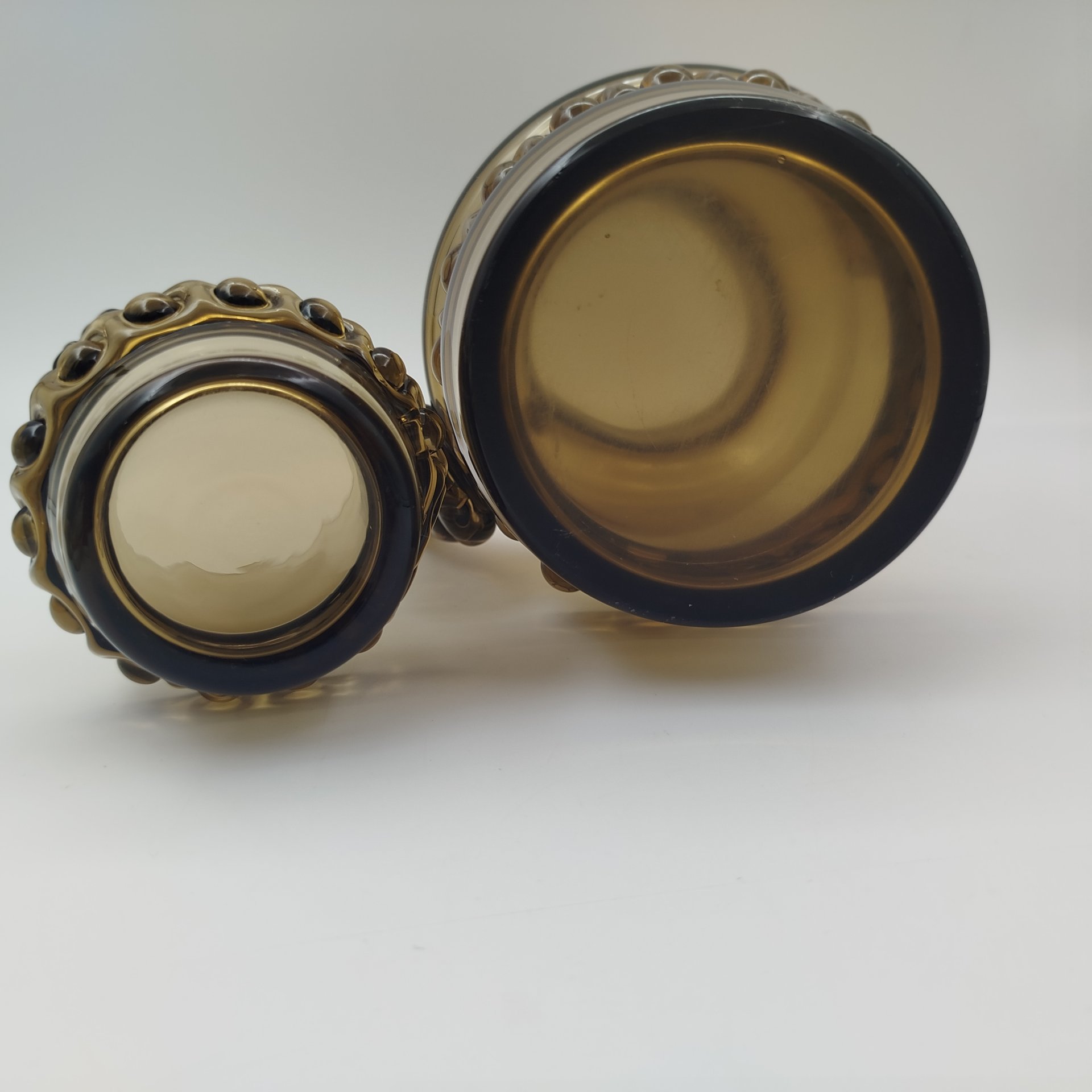 Кувшин дымчатого оттенка и стакан с налепами в форме цветов, автор Я. И. Китела, цветное стекло, гутная техника, Стрыйский стекольный завод, СССР, 1970-1980 гг.