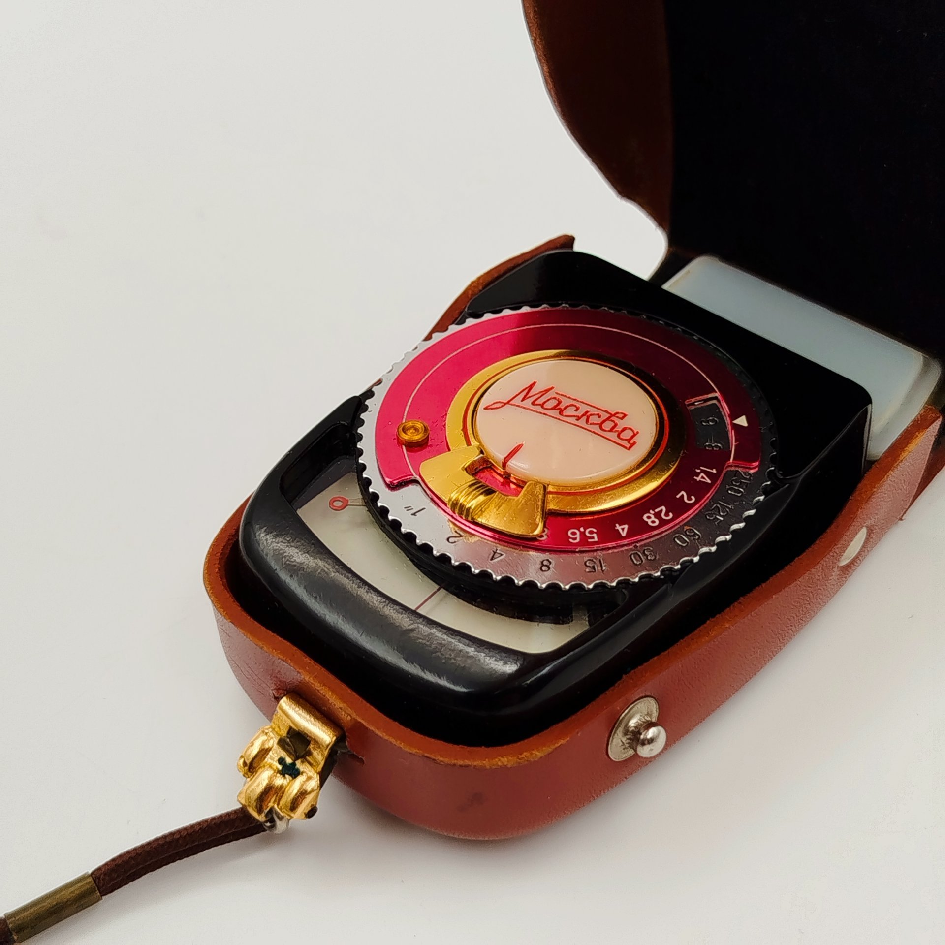 Экспонометр "Москва" в кофре, Московском заводе экспонометрических приборов (ЗЭП), металл, пластик, кожа, СССР, 1960-1970 гг.