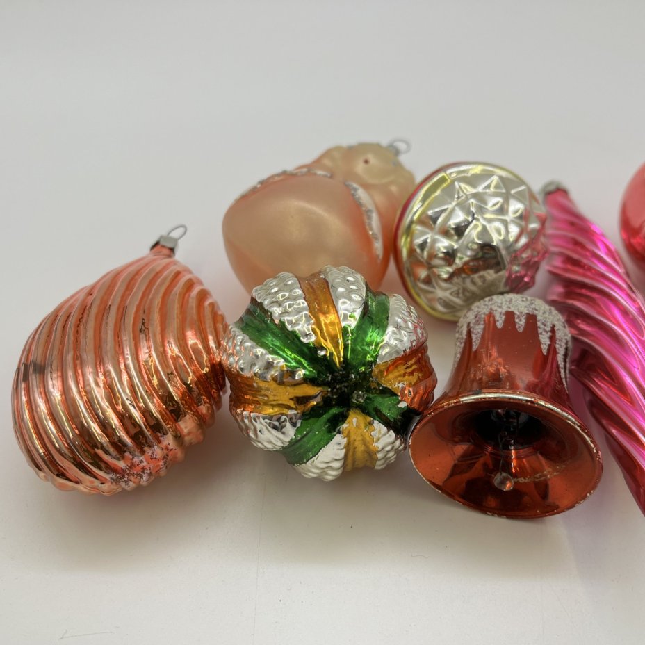 Набор из 8-ми винтажных ёлочных игрушек различных форм и расцветок
