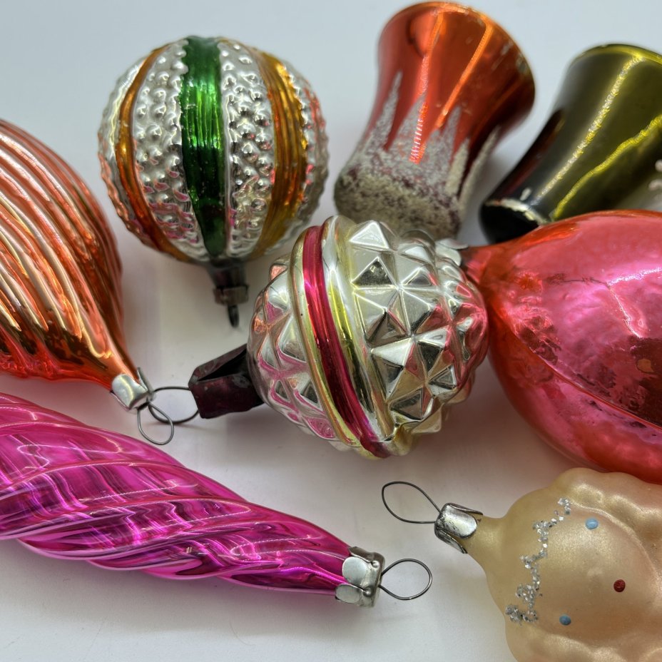 Набор из 8-ми винтажных ёлочных игрушек различных форм и расцветок