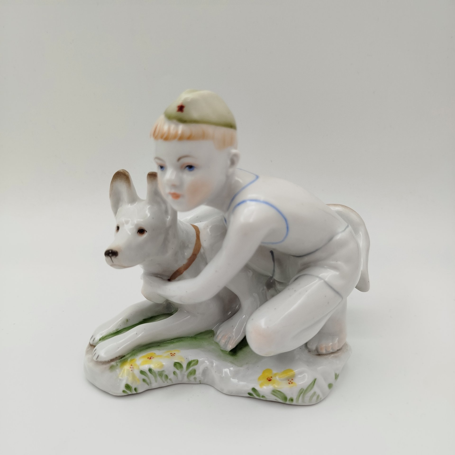 Статуэтка "Юный пограничник с собакой", скульптор Г.С. Столбова