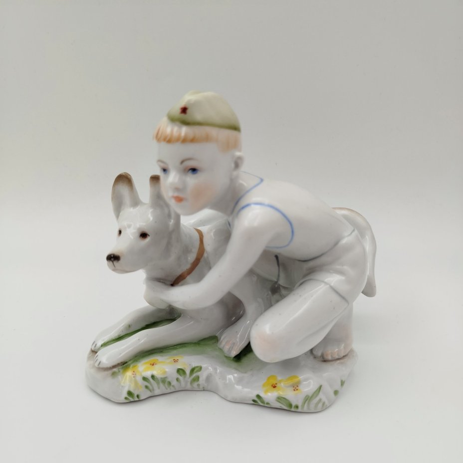 Статуэтка "Юный пограничник с собакой", скульптор Г.С. Столбова, фарфор, роспись, Ленинградский фарфоровый завод (ЛФЗ), СССР, 1950-1959 гг.