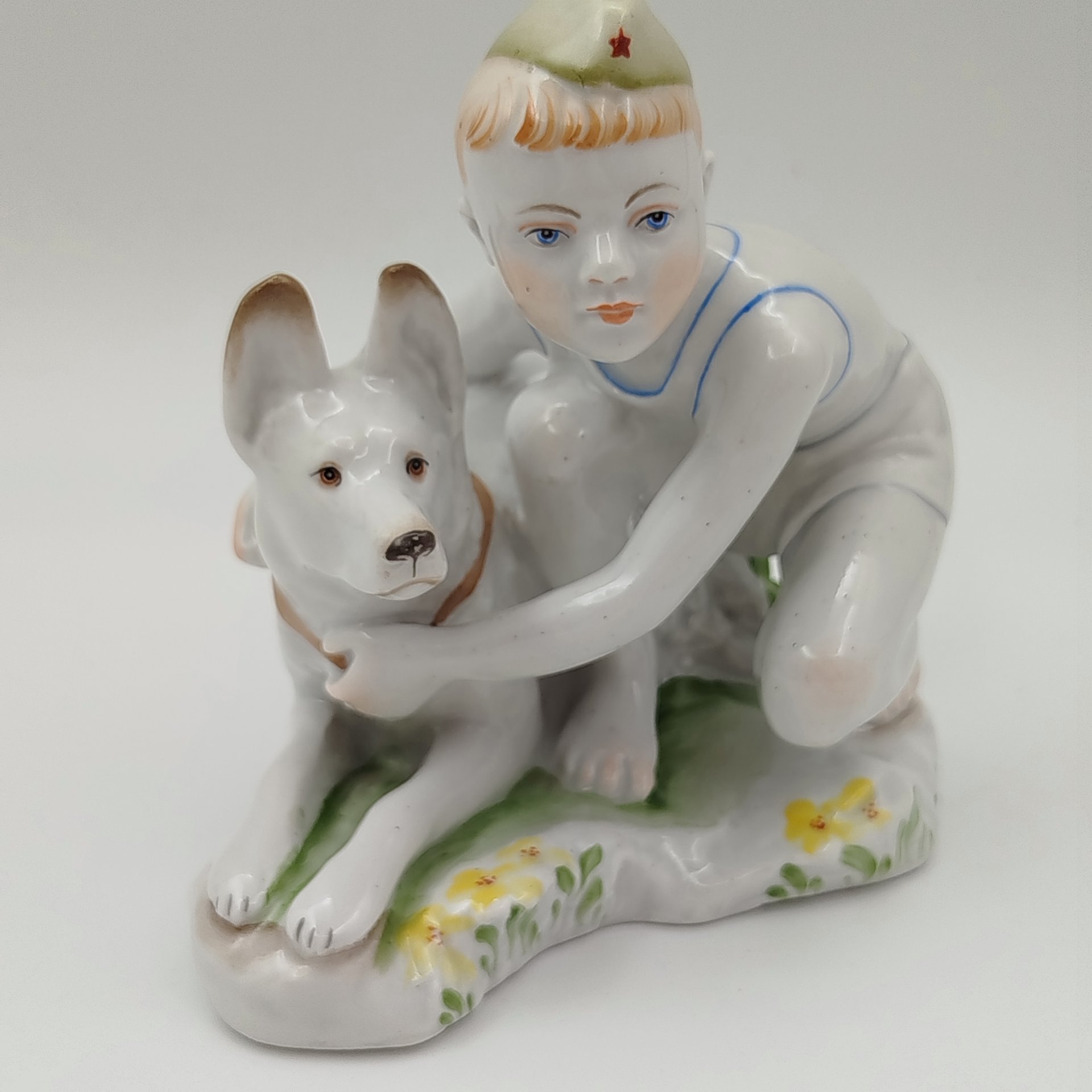 Статуэтка "Юный пограничник с собакой", скульптор Г.С. Столбова