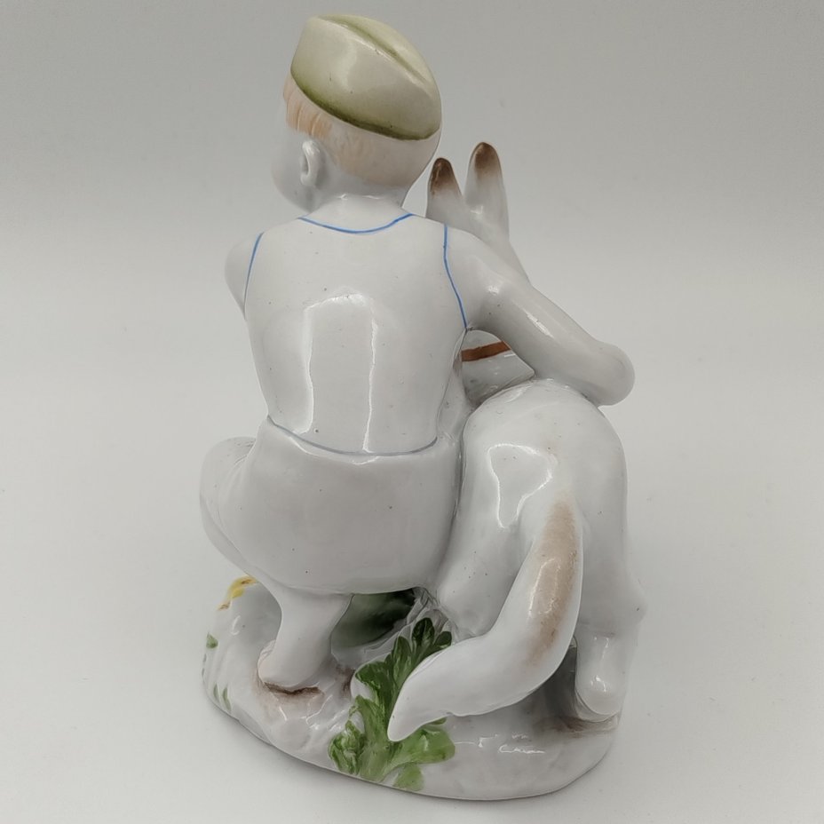 Статуэтка "Юный пограничник с собакой", скульптор Г.С. Столбова