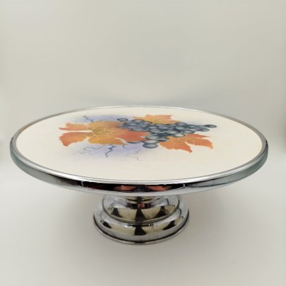 Тортница на высокой ножкой, украшенная изображениями винограда