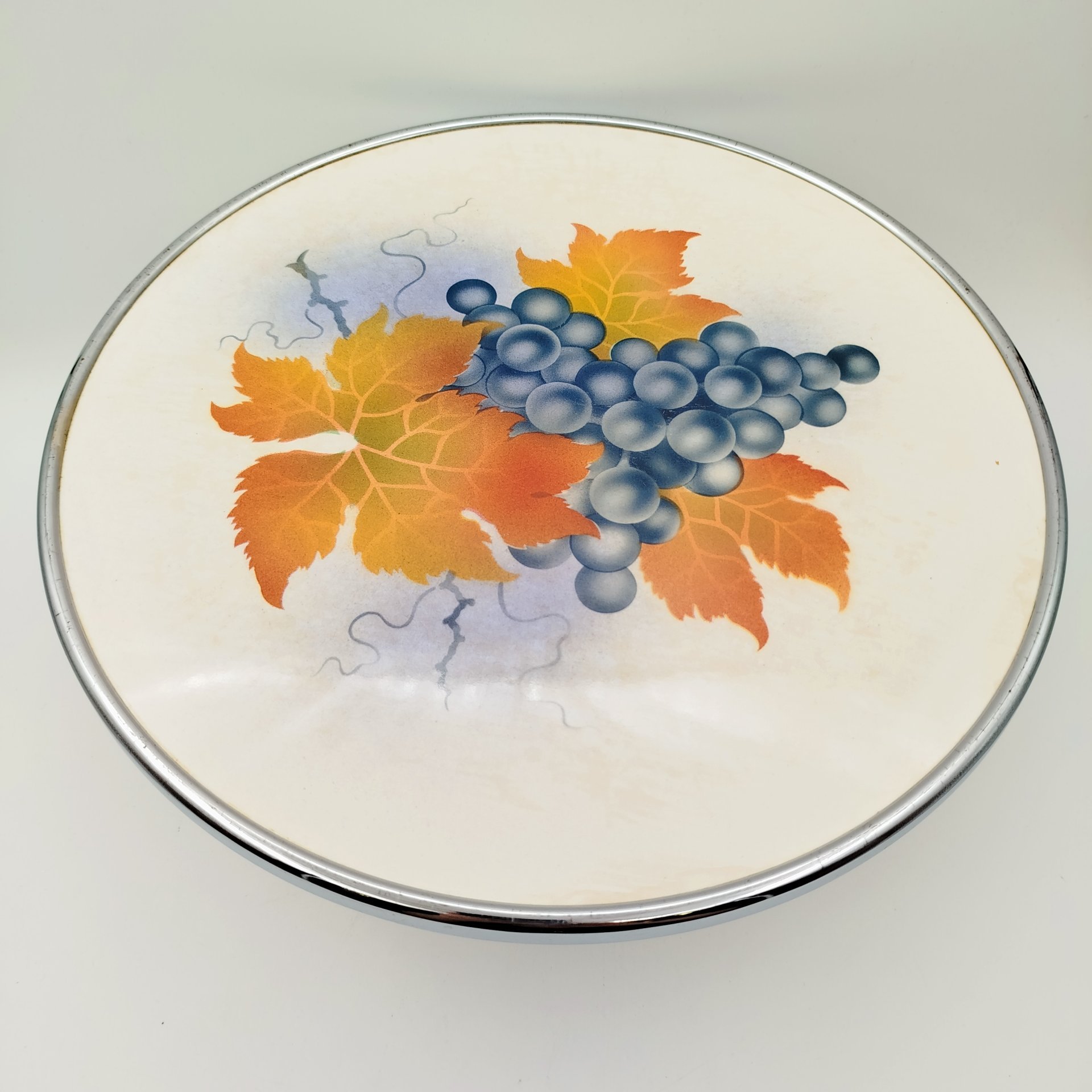 Тортница на высокой ножкой, украшенная изображениями винограда