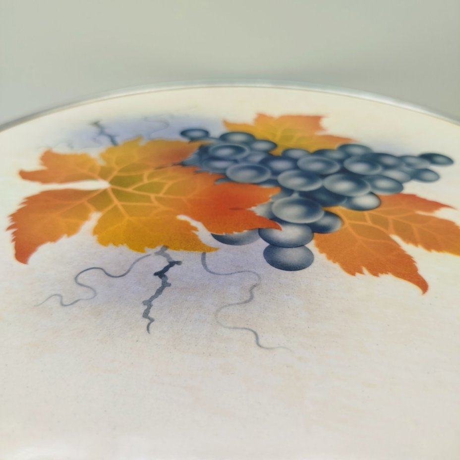 Тортница на высокой ножкой, украшенная изображениями винограда