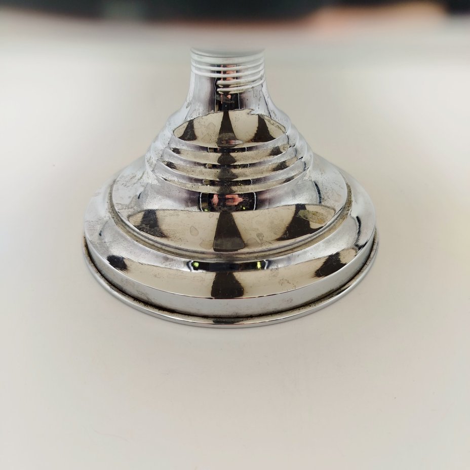 Тортница на высокой ножкой, украшенная изображениями винограда