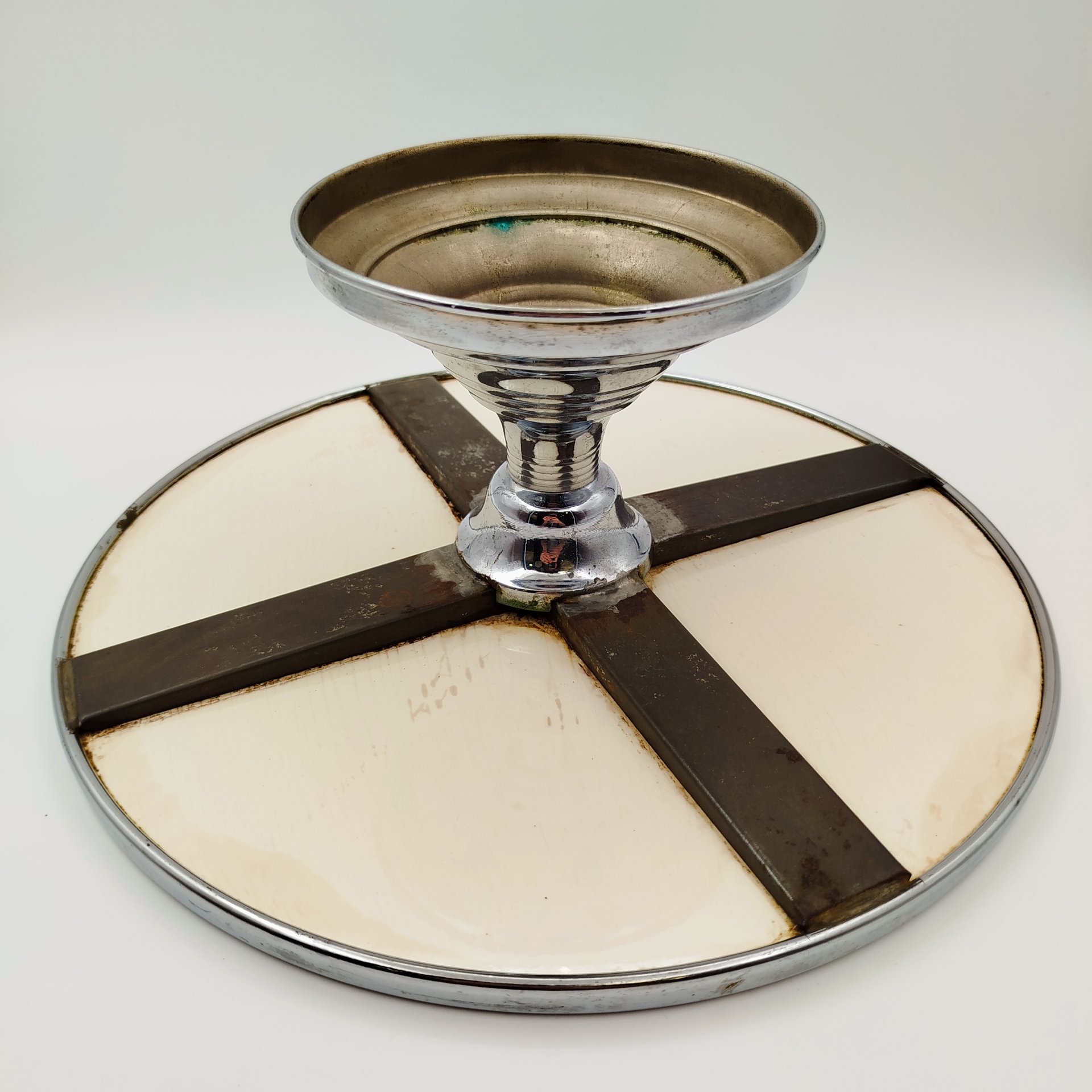 Тортница на высокой ножкой, украшенная изображениями винограда