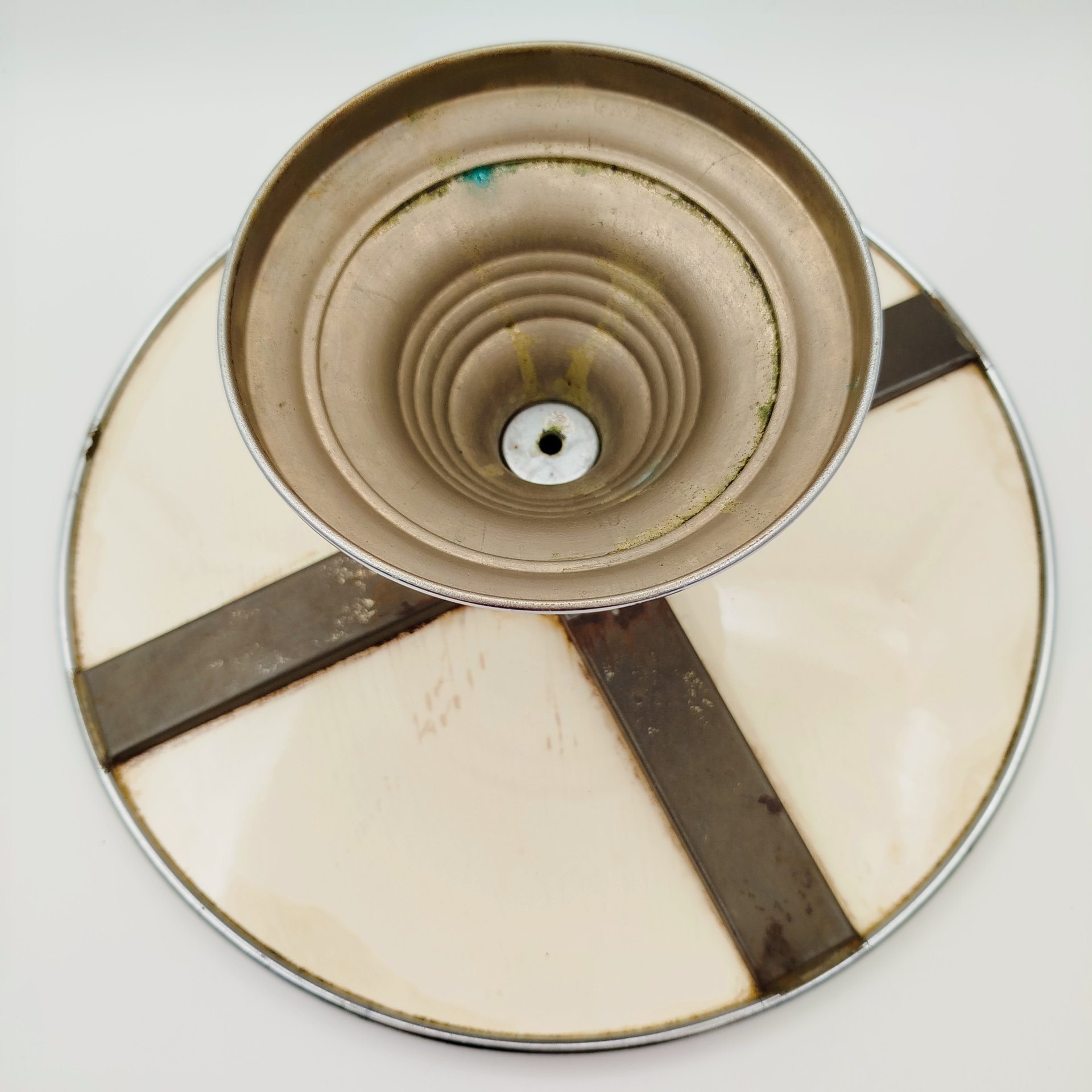 Тортница на высокой ножкой, украшенная изображениями винограда