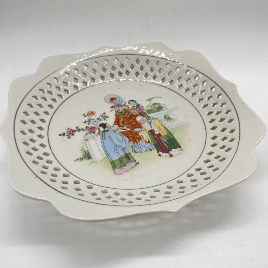 Блюдо с ажурным прорезным бортом и изображением жанровой сцены, фарфор, печать, Китай, 1960-1990 гг.