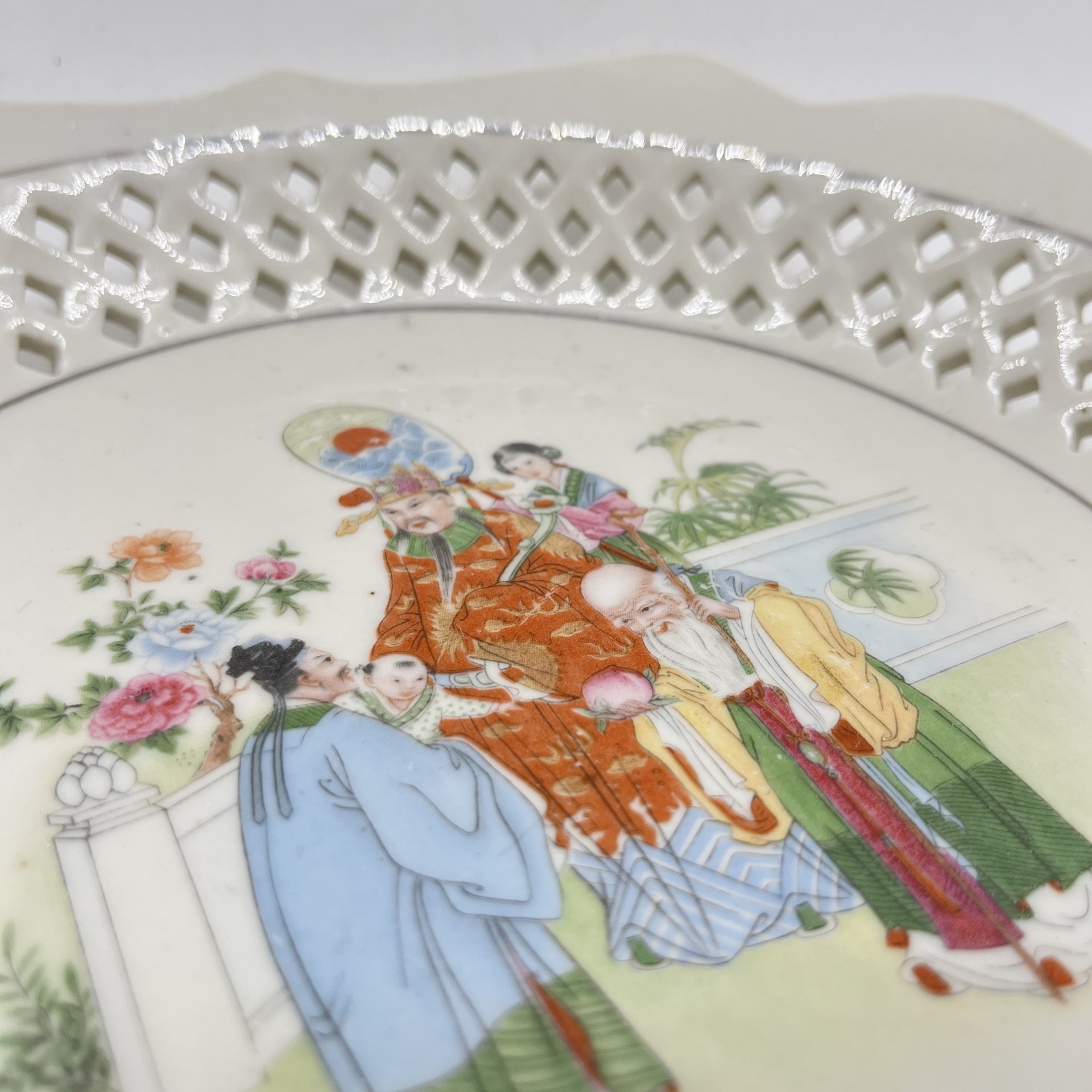 Блюдо с ажурным прорезным бортом и изображением жанровой сцены, фарфор, печать, Китай, 1960-1990 гг.