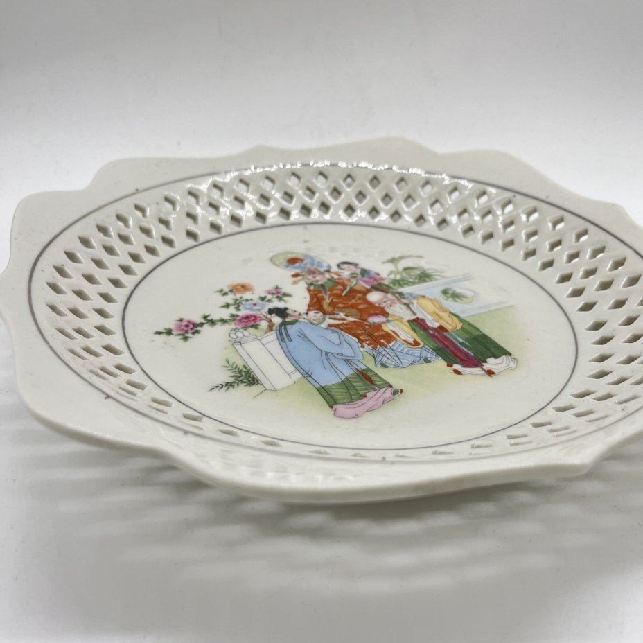 Блюдо с ажурным прорезным бортом и изображением жанровой сцены, фарфор, печать, Китай, 1960-1990 гг.