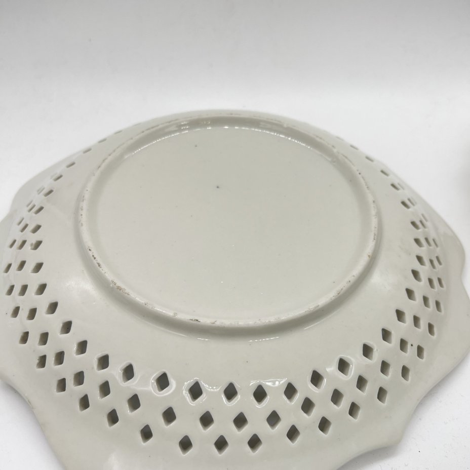 Блюдо с ажурным прорезным бортом и изображением жанровой сцены, фарфор, печать, Китай, 1960-1990 гг.